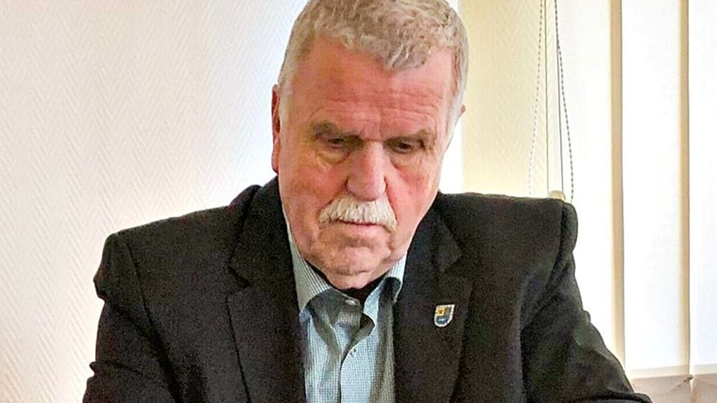 Bürgermeister Jürgen Ludwig unterzeichnet den Vertrag.