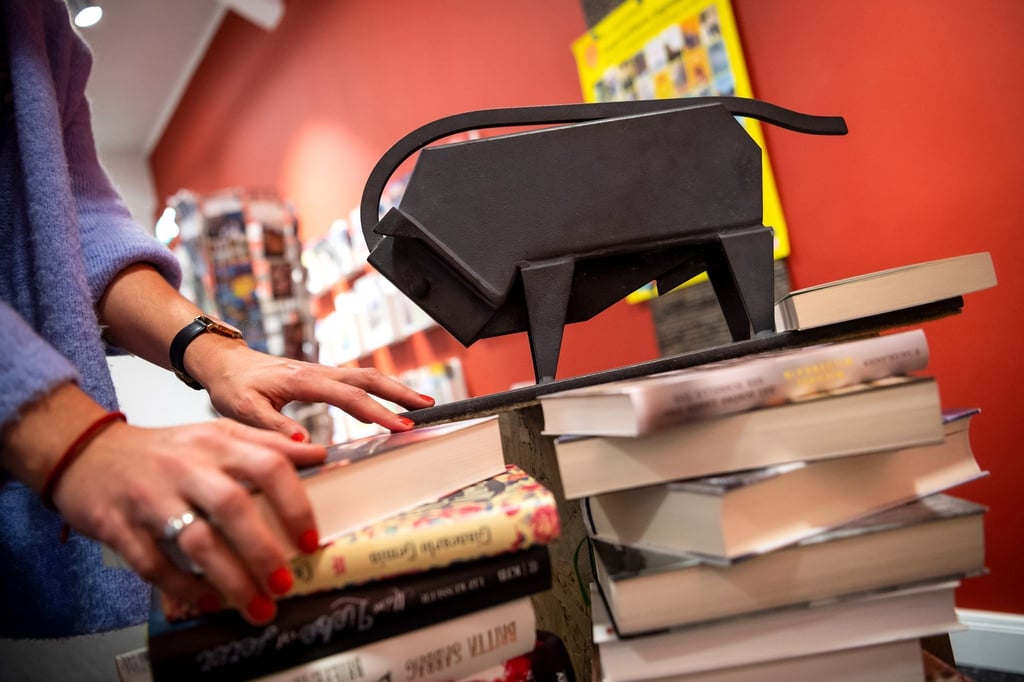 Ein Buxtehuder Bulle auf einem Bücherstapel.