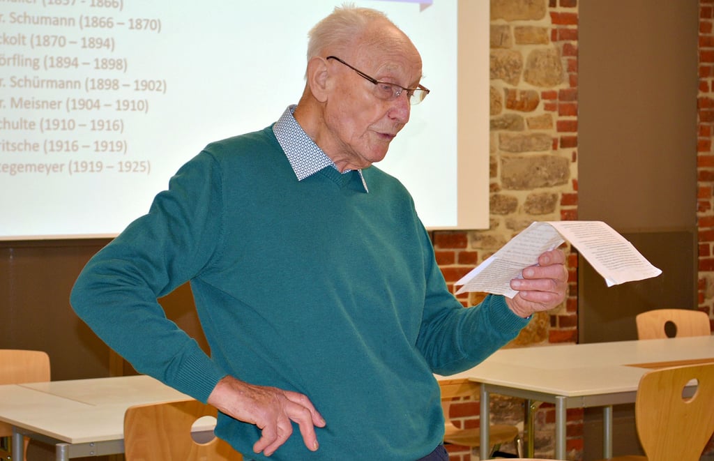 Karl-Georg Spanier machte seine Zuhörer in der Mensa des Markgraf-Albrecht-Gymnasium mit der Geschichte des Lehrerseminars vertraut.
