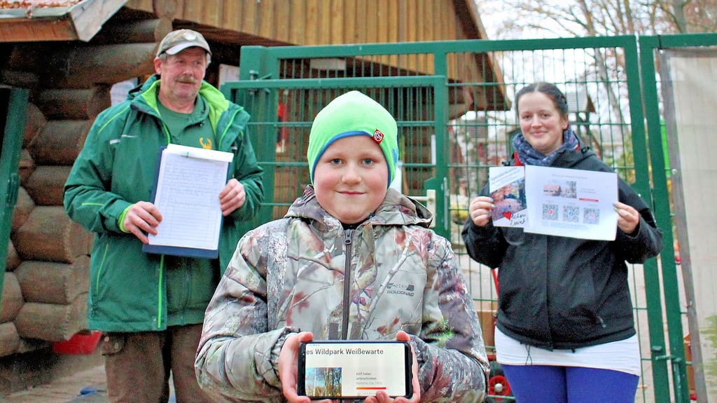 Eine Online-Petition und eine Unterschriftensammlung auf Papier hat Mandy Peters (rechts) mit ihrem Mann gestartet. Marlon (8) zeigt den Stand der Unterschriftensammlung am Wochenende mit 6600 Stimmen. Fred Stoike (links) freut sich über die Unterstützung aus Weißewarte.