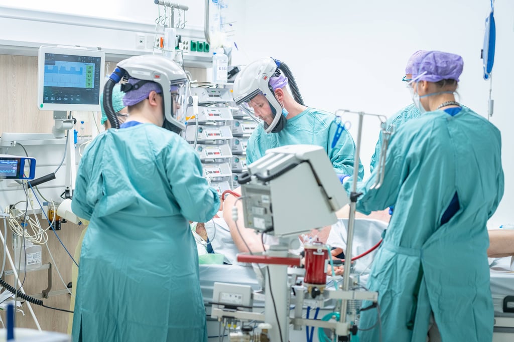Symbolfoto - Betreuung eines Patienten auf der Intensivstation