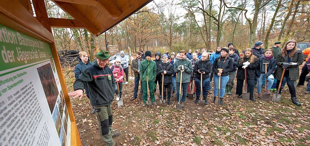 Stadtförster Guido Siebert (vorn) startet die Aufforstung in der Lobenbreite,