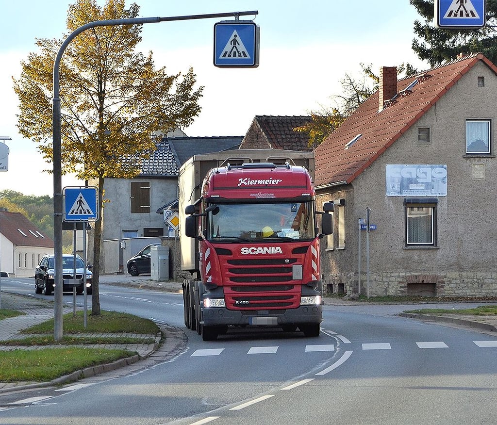 Der Fußgängerübergang in Remkersleben ist ein besonderer Verkherspunkt in dem Ort.