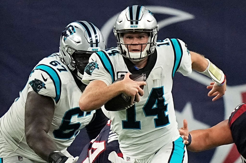 Die Carolina Panthers müssen für mindestens vier Wochen auf ihren Quarterback Sam Darnold (r) verzichten.