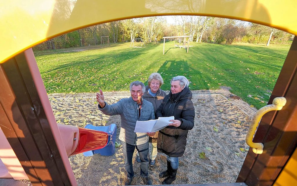 Der Park in Salzmünde soll neu gestaltet werden. Hans-Joachim Kuhn, Sylvia Holfeld und Ortsbürgermeisterin Christiane Hirsch planen schon mal die neuen Elemente für den Spielplatz.