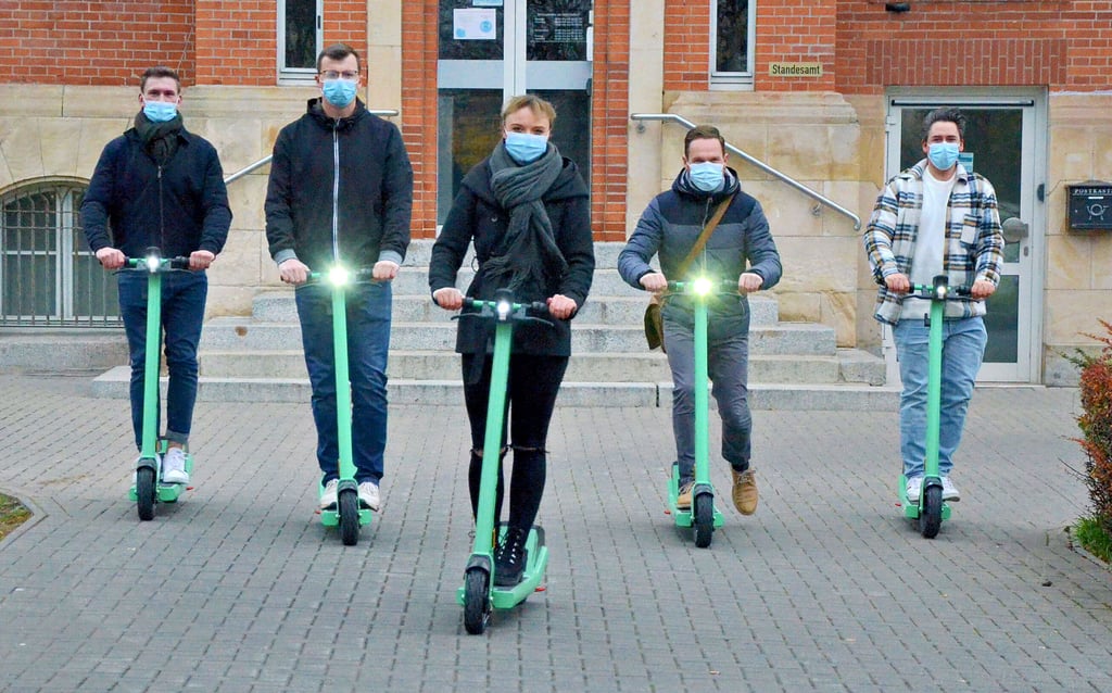 Clemens Kotzyba, Alexander Wegener, Jenny Marnitz, Christian Schüler und Stefan Beyer testen am Rathaus in Staßfurt die E-Scooter von Bolt.