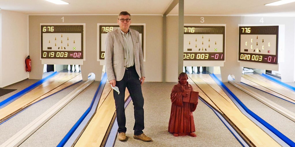 SV02-Vorsitzender Eckhard Winkler und der brandverletzte Luther in der neu eingeweihten Vierbahnanlage in Kropstädt