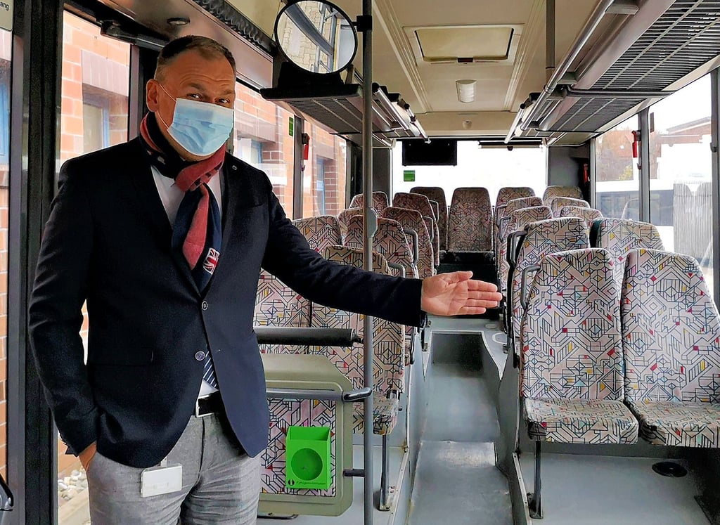 HVB-Geschäftsführer Christian Fischer zeigt im Impfbus Dorothea Erxleben, wo der Behandlungsbereich im hinteren Abschnitt vom vorderen Wartebereich abgetrennt werden soll.