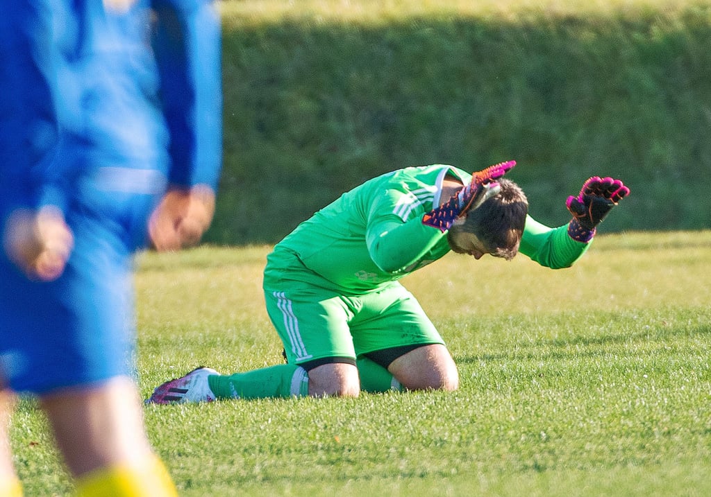 Man könnte meinen, Bad Kösenes Torwart Jamie Ehrhardt huldigt der starken Leistung seiner Mitspieler im Pokal gegen Großgrimma. Vielmehr ist es aber sein Ärger über das unverdiente 0:1, das er hier gerade kassiert hat.