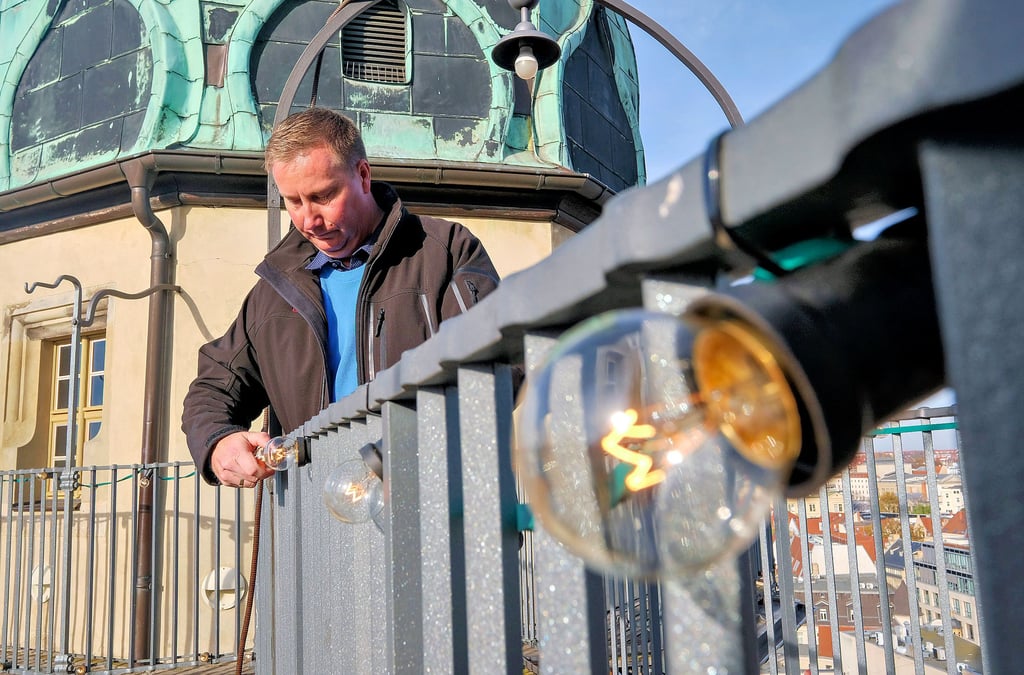 Patrick Kolle prüft Lampen auf den Hausmannstürmen: Der Elektromeister und sein Team sorgen auch dort für festliche Beleuchtung im Advent.