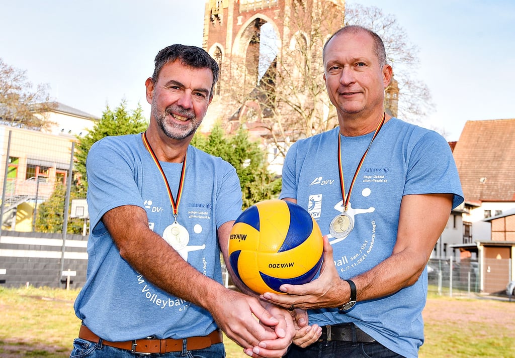 Thomas Krüger (li.) und Falk Hawig wurden mit ihrer Mannschaft vom USV Halle Zweite bei der Deutschen Meisterschaft im Seniorenvolleyball.