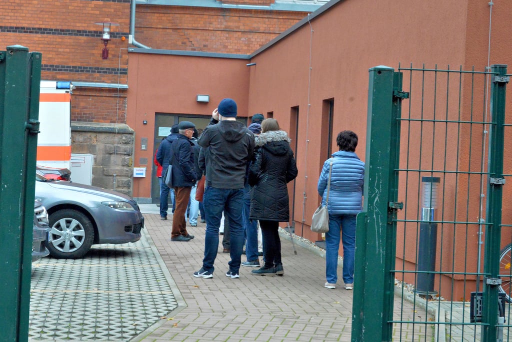 Schlange standen die Leute am Freitagnachmittag an der Turnhalle der Beuditz-Sekundarschule, um sich gegen das Coronavirus impfen zu lassen.