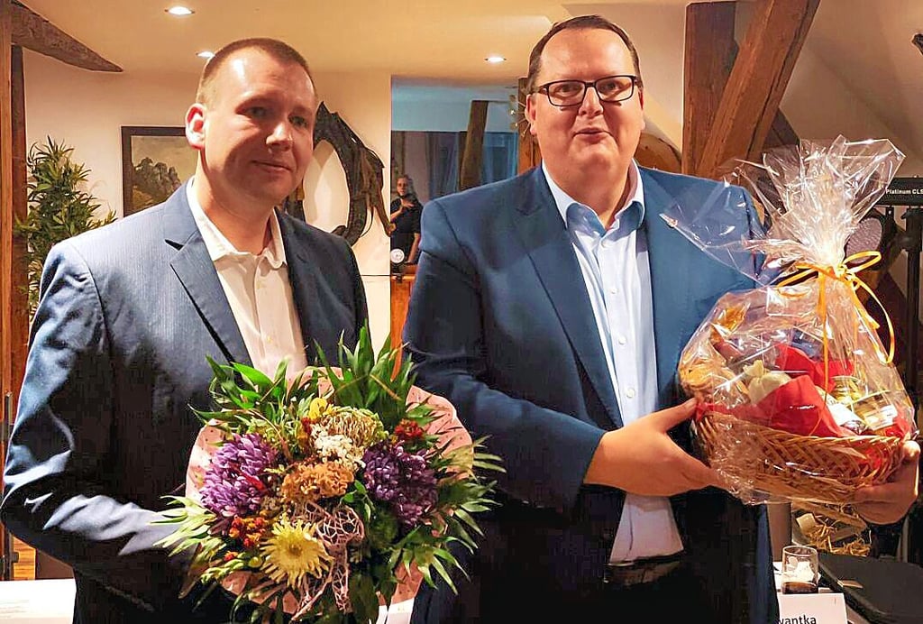 Blankenburgs CDU-Chef Christian Klamroth (links) gratuliert Heiko Breithaupt zur erneuten Nominierung als Bürgermeister-Kandidat.