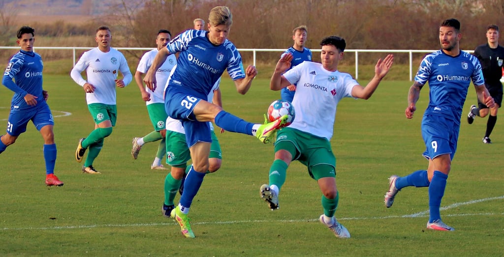 Robert Uhlmann (mitte im Duell mit Luca Schuler) und das Amsdorfer Team boten im Duell mit dem 1. FC Magdeburg eine Top-Leistung.