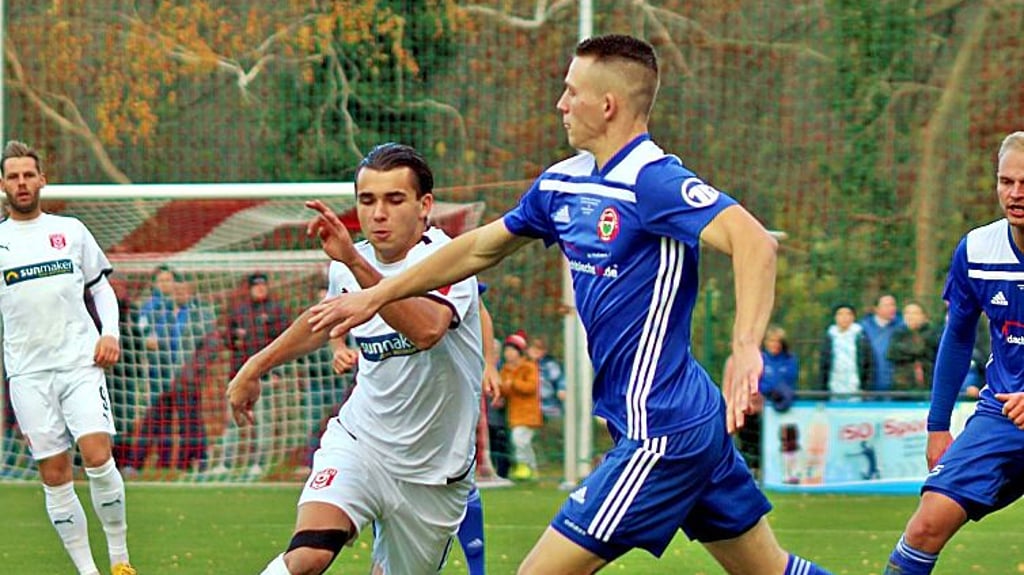 HFC-Profi Jan Shcherbakovski (l.) im Zweikampf in Westerhausen.