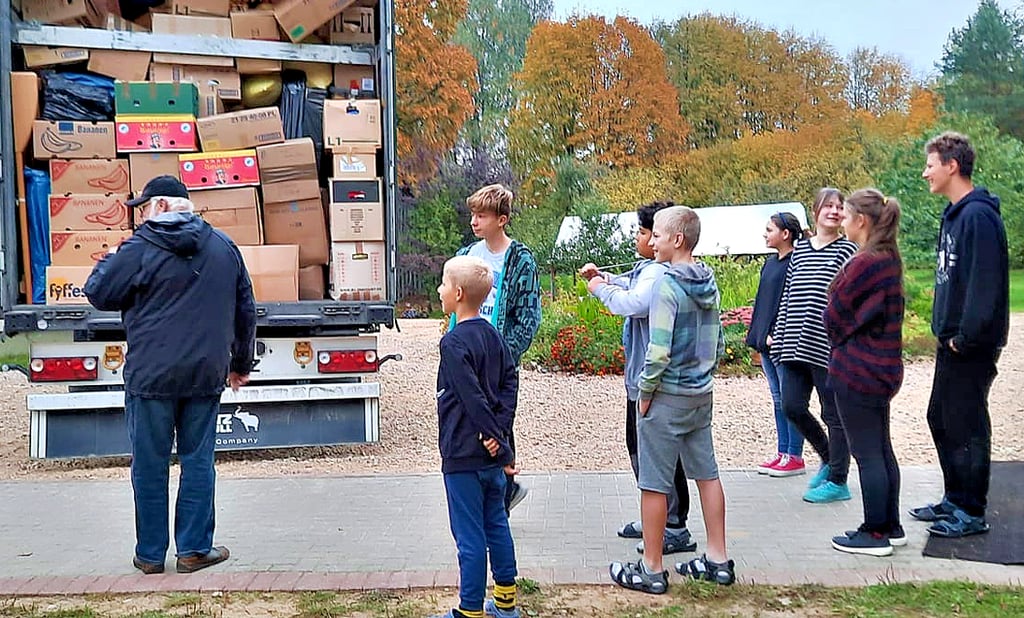 Auf die Tage, an denen die Hilfstransporte mit den hunderten Paketen aus Schönebeck eintreffen, freuen sich die Kinder der Schule im lettischen Örtchen Kalna immer ganz besonders und wollen natürlich dabei sein, wenn die Ladeklappe geöffnet wird.