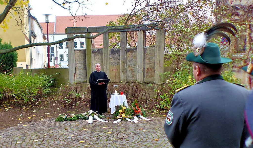 Pfarrein Ina Killyen gedachte in ihren Worten der Gefallenen von Raguhn.