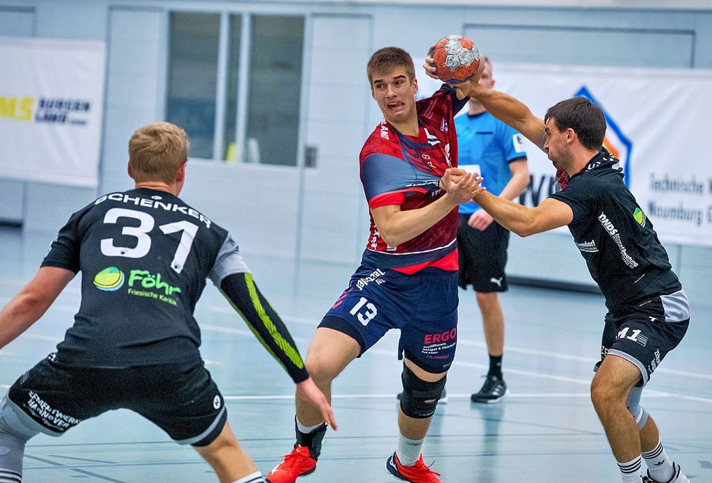 Marek Hnidak (Mitte, hier in einem früheren Spiel) war mit acht Treffern der beste HCB-Torschütze bei der Niederlage in Leipzig.