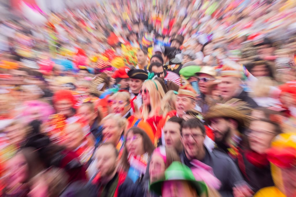 Dicht an dicht: Jecken feiern den Auftakt der Karnevalssession auf dem Heumarkt in Köln.