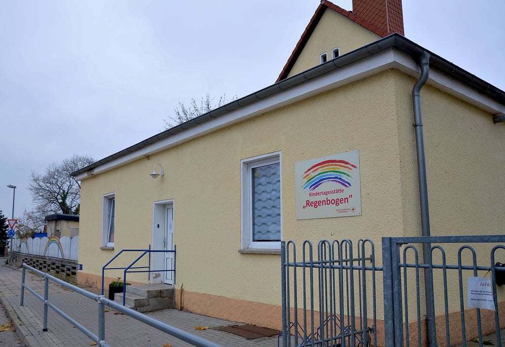 Die Stiftung Staßfurter Waisenhaus hatte die Kita „Regenbogen“ 2015 von der Lebenshilfe Bördeland übernommen. Nun muss die Stiftung die Kita im kommenden Jahr aus wirtschaftlichen Gründen abgeben.