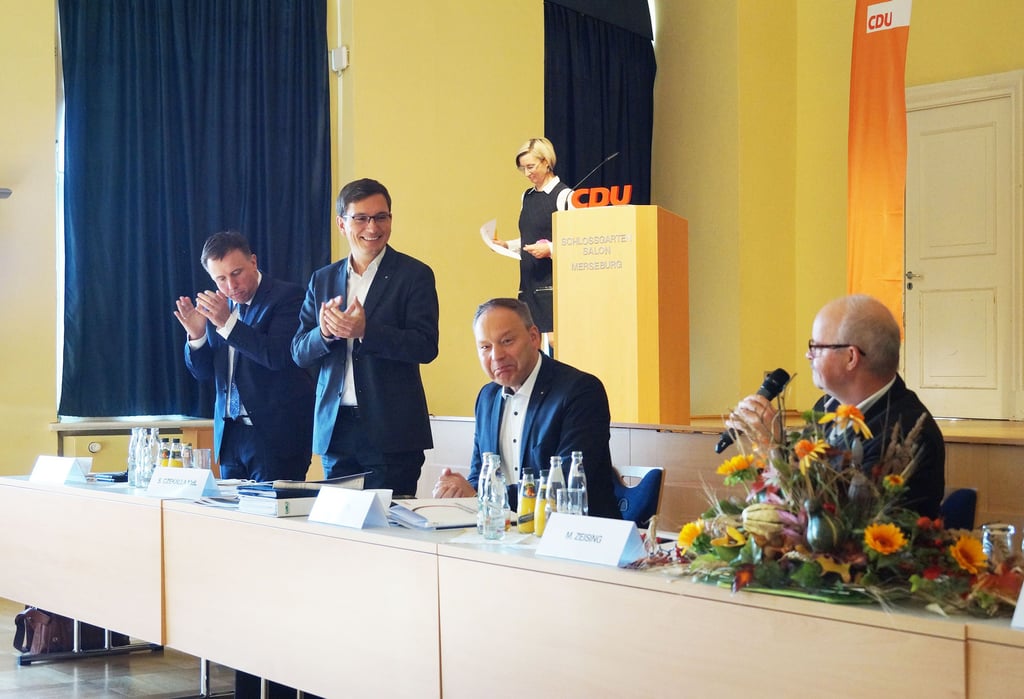 Freude nach der Verkündung der Wahlergebnisse: Michael Hayn (2. v. r.) darf seine Arbeit als Kreisvorsitzender der CDU im Saalekreis fortführen. Sven Czekalla (2. v. l.) wurde als Kreisschatzmeister wiedergewählt.