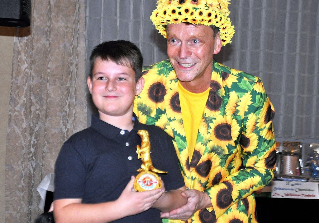 Ole Pfitzner ist für seinen Einsatz im Schülerrat vom Hort der Grundschule Magdeburg-Ottersleben sowie seine Hilfe für andere Schüler mit einer der goldenen Trophäen ausgezeichnet worden.