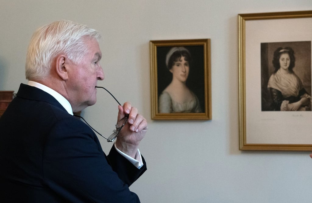 Bundespräsident Franz Walter Steinmeier hat die Kunstausstellung im Schloss Bellevue neu akzentuiert.