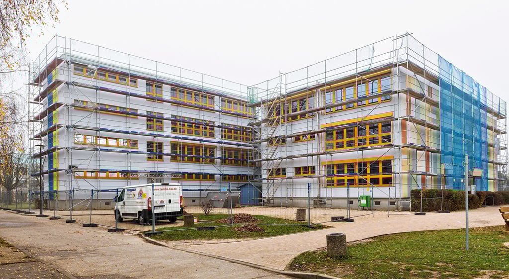 Ein Gerüst kündet von den Bauarbeiten an der Grundschule in Laucha, die allerdings in Kürze abgeschlossen werden können.