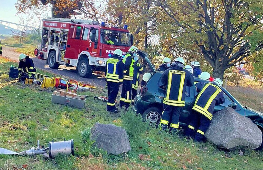 Zusammen mit dem Johanniter Rettungsdienst waren die Feuerwehren Zielitz, Schricke, Loitsche und Ramstedt im Einsatz, um die Hilfe bei einem Autounfall zu üben.