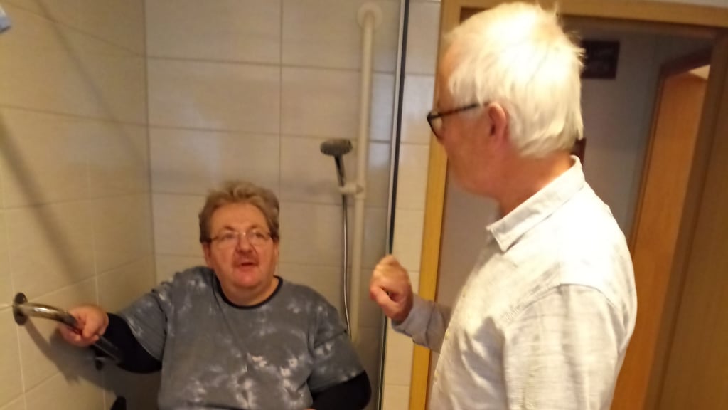 Frank Granzin (links) freut sich übver die neue Dusche in der Wohnung und berichtet Klaus Jacobs von den Vorteilen, die sich jetzt ergeben.