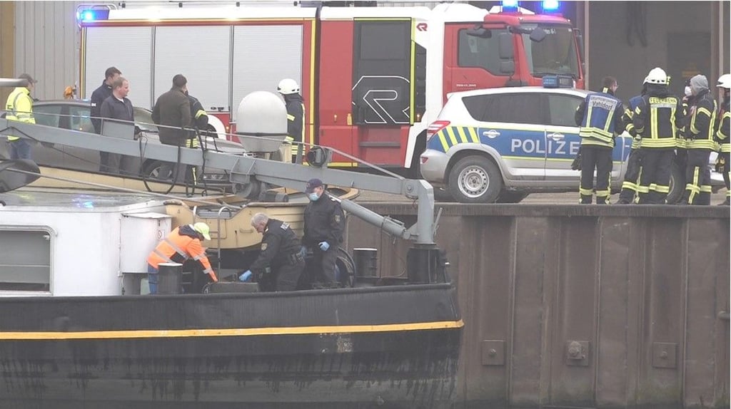 Im Hafen von Vahldorf (Ortsteil der Einheitsgemeinde Niedere Börde im Landkreis Börde) wurde eine Gewässerverunreinigung festgestellt. Nach Angaben der Polizei wird mit Hochdruck nach dem Verursacher gesucht.