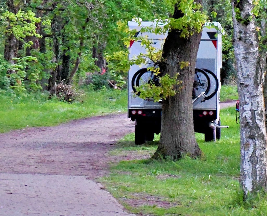 Ein Wohnmobil wurde im Mai zu Beginn der Saison direkt zwischen Seeweg und Wasserkante geparkt. Dies ist nicht gewünscht, der Bereich soll für Fahrzeuge mit Motorantrieb so weit wie möglich tabu bleiben. Darum sollen neue Poller gesetzt werden.