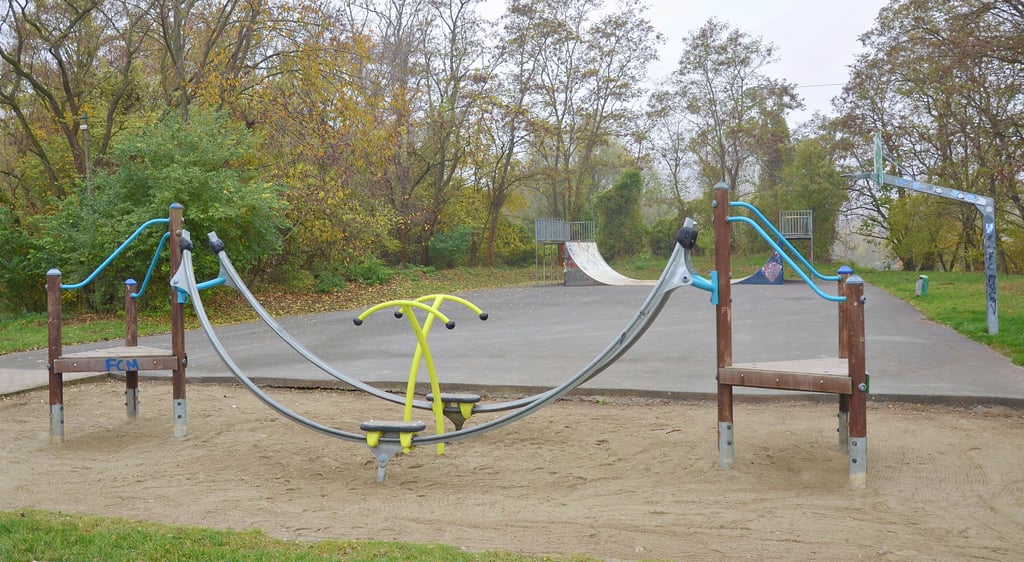 Der Bereich an der Skaterbahn und davor bis zum Spielplatz ist für junge Menschen ein beliebter Treffpunkt. Die Stadt Staßfurt will sich nun für eine Überdachung und Licht in den Abendstunden einsetzen.
