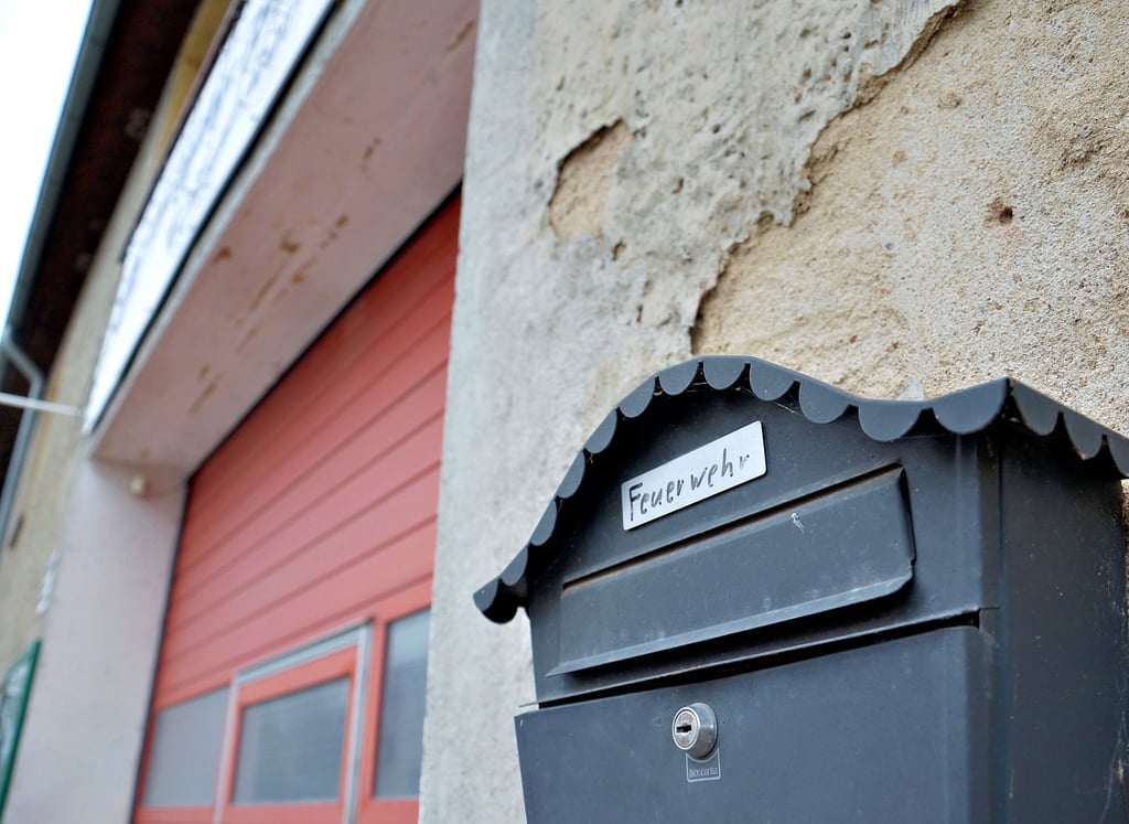 Würde ein Fördermittelbescheid zum Neubau eines Gerätehauses im Briefkasten stecken, wäre das wie ein Hauptgewinn für Kameraden einer freiwilligen Feuerwehr – in diesem Fall von Rathmannsdorf. Hier ist allein die Fassade Ausdruck für den Gesamtzustand des gesamten Gebäudes.