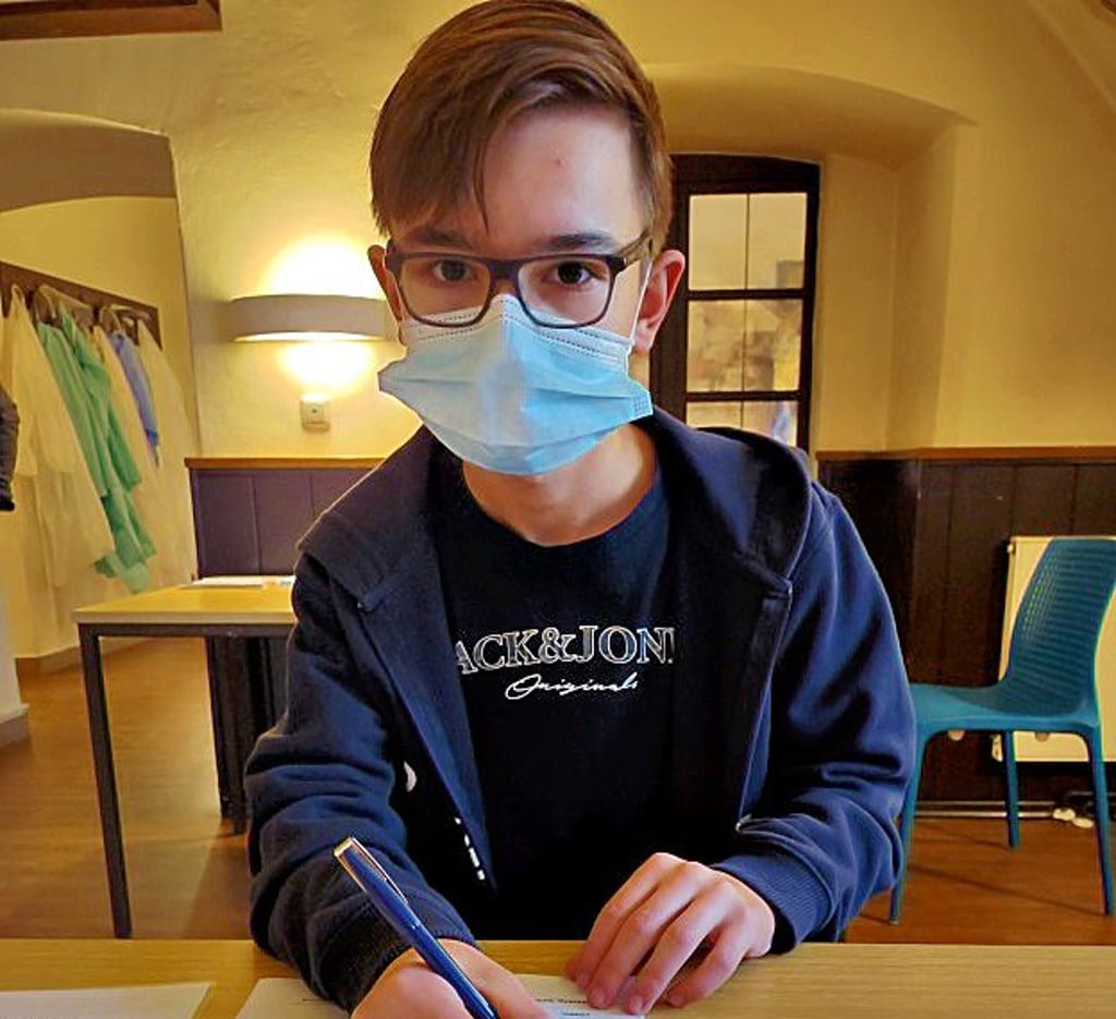 Ben (11) trug sich ins Anmelde- und Testergebnis-Formular ein.
