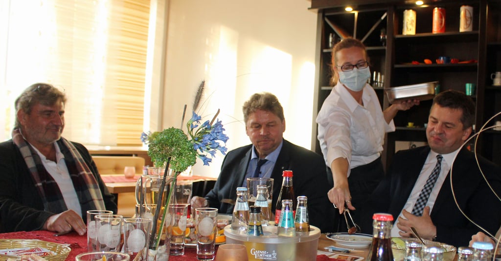Wirtschaftsminister Sven Schulze (r.) probierte in Reuden Fläminger Entenspezialitäten.