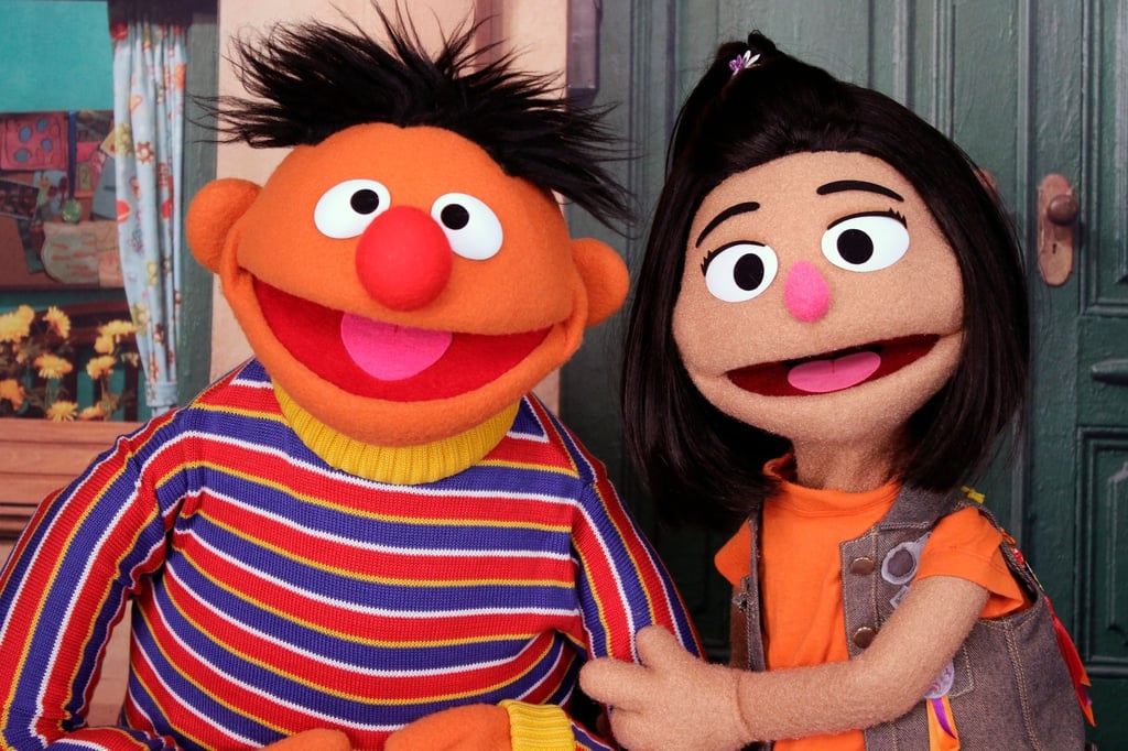 Ernie, ein Muppet aus der beliebten Kinderserie „Sesamstraße“, mit der neuen Figur Ji-Young, dem ersten asiatisch-amerikanischen Muppet.