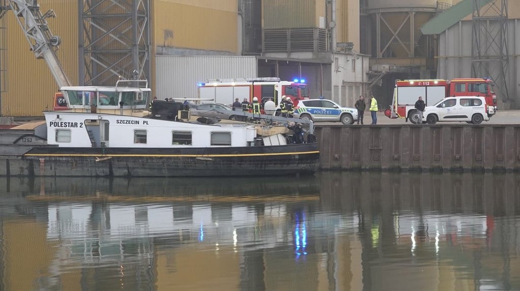 Im Hafen von Vahldorf (Ortsteil der Einheitsgemeinde Niedere Börde im Landkreis Börde) wurde eine Gewässerverunreinigung festgestellt.