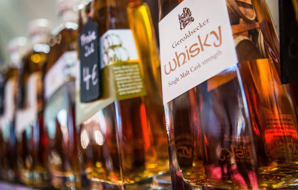 Wer sich Whisky nähert, sollte vor dem ersten Kauf in einem Fachgeschäft seine geschmacklichen Vorlieben erklären und sich beraten lassen.