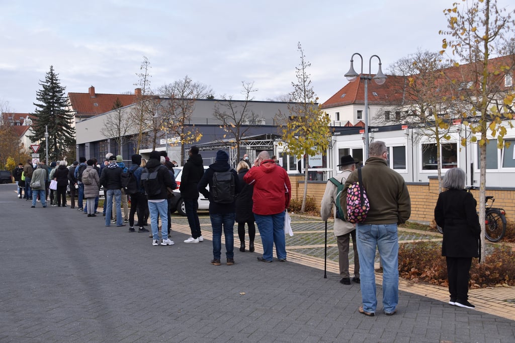 Anstehen für einen Infektionsschutz. Vor dem Impfzentrum am Bergmannstrost hatte sich am samstag eine lange Schlange gebildet.
