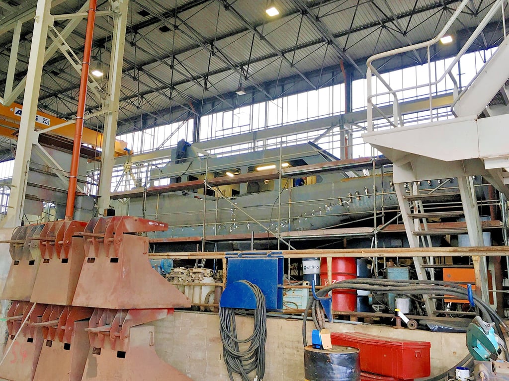 In der Schiffsbauhalle der Tangermünder Werft wird am Neubau eines Arbeitsschiffes für Mannheim gearbeitet. Seit Juli wächst es hier schrittweise und wird im ersten Halbjahr des nächsten Jahres an den Auftraggeber übergeben werden können.