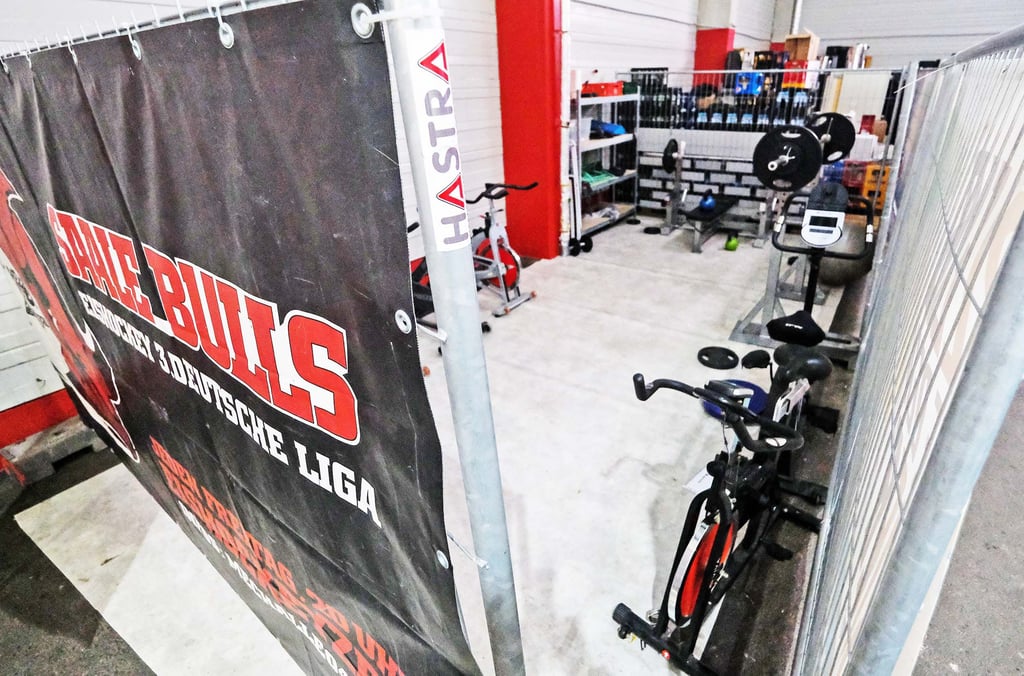 Fitnesstraining im 21. Jahrhundert: Die Ergometer stehen hinter Bauzäunen. Die Profis strampeln hier bei einer Raumluft von fünf Grad Celsius.