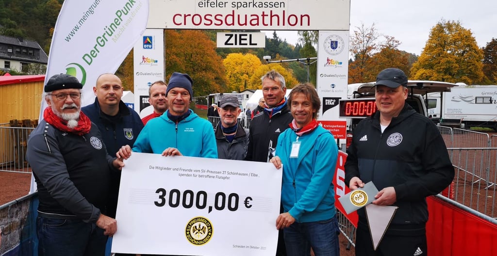 Karl-Heinz Pick (links) und Jens Fünfarek (rechts) überbrachten die Flutspende der Schönhauser Sportler in Höhe von 3000 Euro an den Sportverein in Schleiden.