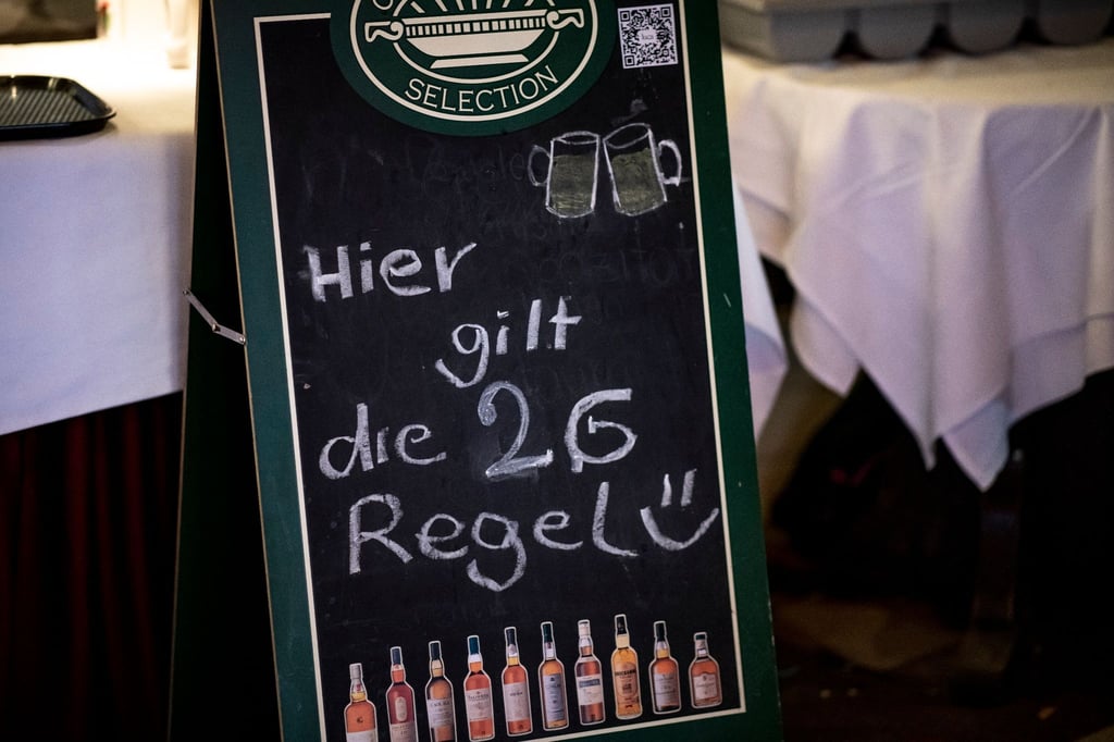 In einem Restaurant am Kurfürstendamm in Berlin wird auf die geltende 2G-Regel hingewiesen.