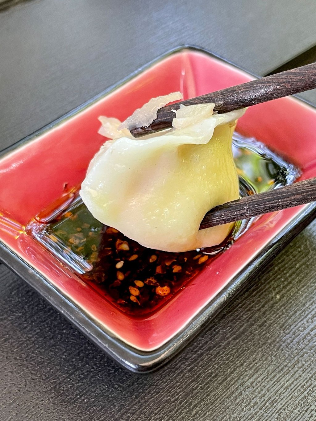 Zu den Jiaozis passen Sojasoße oder Reisessig mit Chili und Knoblauch.
