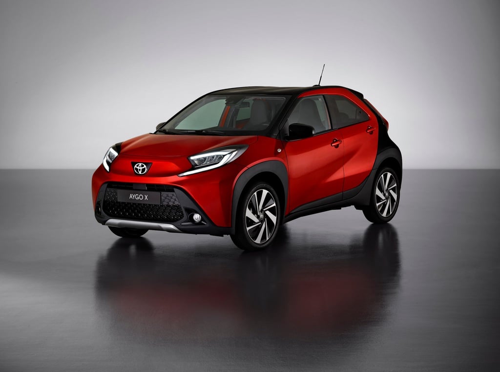 Satz mit X: Toyota nennt die neue Generation seines Kleinwagens Aygo nun Aygo X - und macht das Fahrzeug dabei zu einem etwas rustikaleren Crossover-Modell.