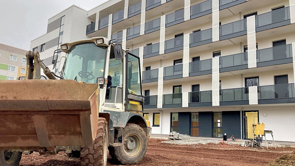 Das Wohn- und Geschäftshaus an der Juri-Gagarin-Straße in Magdeburg-Reform verfügt über sogenannte Laubengänge. Das Umfeld des Neubaus, der mit fünf Ladestationen für Elektrofahrzeuge ausgestattet wird, wird noch gestaltet.