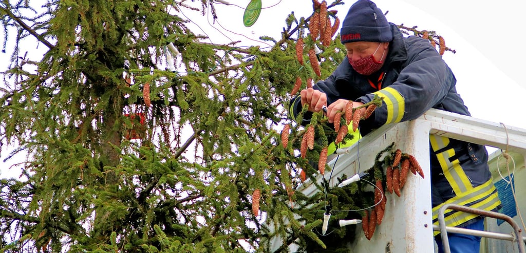 Nur der herausgeputzte und beleuchtete große Weihnachtsbaum versprühte im vergangenen Jahr weihnachtliche Stimmung auf dem Marktplatz in Colbitz.