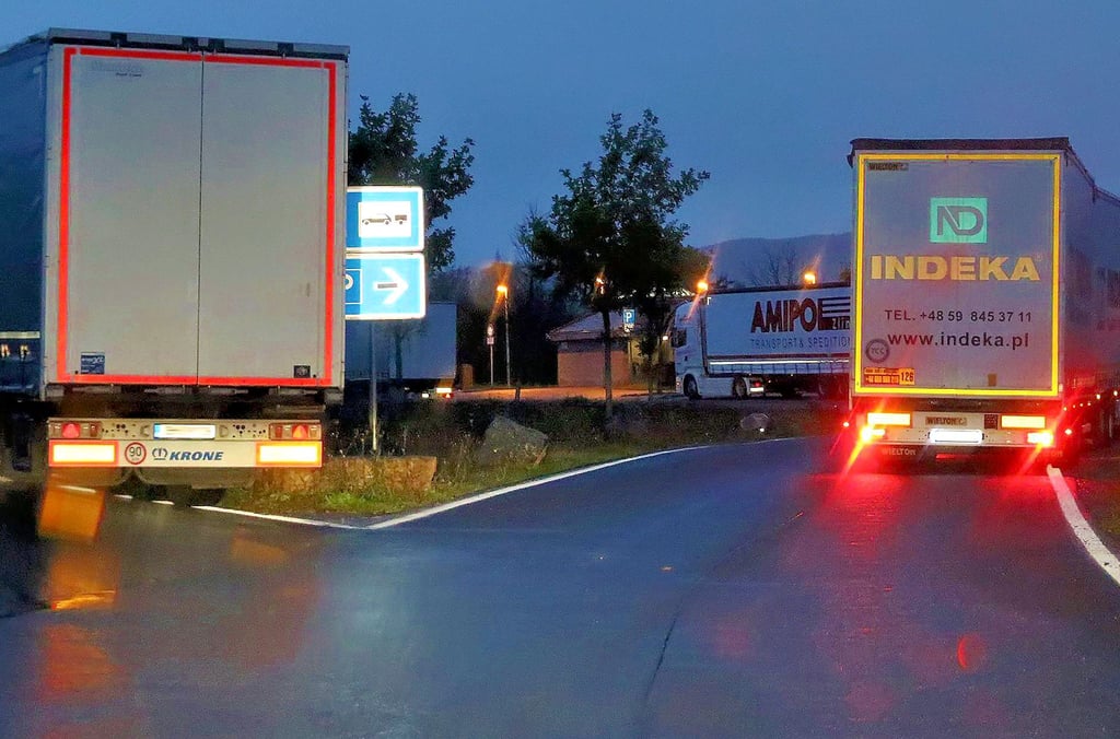 So wie hier an der A38 bei Sangerhausen sieht es abends auf den meisten Autobahn-Rastplätzen aus. Lkw stehen gefährlich in den Zu- und Ausfahrten, weil ein Viertel der Trucker in Deutschland keinen Parkplatz finden.