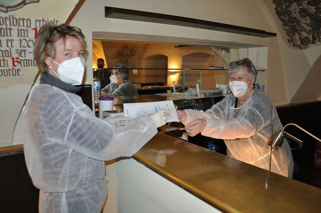 Kerstin Maslow und Roswitha Hübsch gehören zum Team im Testzentrum Havelberg. Das ist im Ratskeller eingerichtet.